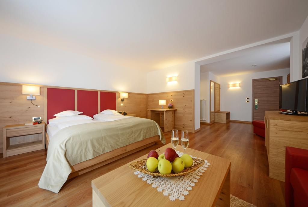 Hotel Gran Paradis Campitello di Fassa Room photo